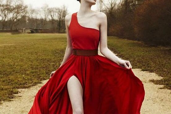 Kırmızı
Kırmızı, dinamizm ve tutkuyla dolu bir renktir. Enerjik, iddialı ve çalışkan bir imaj yaratırken, bazen agresif veya çatışmacı algılanabilir. İş hayatında dikkatli kullanılması gereken bu renk, sosyal ortamlarda ise dikkat çekici ve canlı bir etki bırakır.