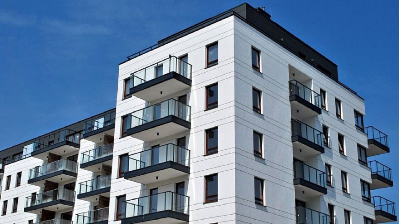 Açık artırma takvimi netleşti
TOKİ’nin kamuoyuna duyurduğu programa göre açık artırmalar 30 Temmuz ve 31 Temmuz 2025 tarihlerinde yapılacak. İlk gün konut satışlarına, ikinci gün ise iş yeri satışlarına ayrılmış durumda. Her iki gün de saat 10.30’da başlayacak olan ihaleler, İstanbul Halkalı’daki TOKİ Hizmet Binası ve Ankara Bilkent Otel ve Konferans Merkezi’nde eş zamanlı olarak düzenlenecek. İhalelere fiziksel olarak katılmak mümkün olacağı gibi, çevrim içi katılım da sağlanabilecek. Online katılım için Emlak Yönetim Hizmetleri ve Ticaret A.Ş.'nin resmi internet sitesi üzerinden gerekli işlemler yapılabilecek.