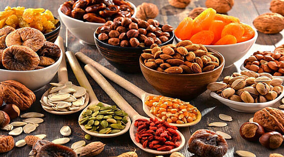Kuruyemiş ve Tohumlar
Badem, ceviz, ayçiçeği çekirdeği ve keten tohumu gibi kuruyemiş ve tohumlar, biotin açısından zengin olmalarının yanı sıra sağlıklı yağlar, E vitamini ve antioksidanlarla doludur. Bu besinler saç foliküllerini besler ve saç derisini sağlıklı tutar. Biotin, keratin üretimini desteklerken, kuruyemişlerdeki sağlıklı yağlar saç derisini nemlendirirerek saçların uzamasını teşvik eder. Günlük diyetinize bu besinleri eklemek için bir avuç karışık kuruyemiş veya tohum atıştırabilir, smoothie’lere, yoğurda veya salatalara ekleyebilir ya da fıstık ezmesini tam tahıllı ekmekle tüketebilirsiniz.