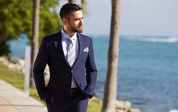 Lacivert
Lacivert, iş dünyasında sıkça tercih edilen bir renktir ve güç, başarı ile özdeşleştirilir. Bu rengi giyen kişiler, ciddi ve güvenilir bir izlenim bırakır. Fazla öne çıkmak istemeyen ama otoriter bir duruş sergilemek isteyenler için idealdir.