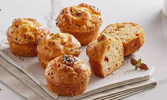 Muffin’in Tuzlu Çeşitleri Bulunur
Muffin’in en büyük farkı, tuzlu çeşitleridir. Peynir, zeytin, kuru domates veya taze otlarla hazırlanan muffinler, adeta bir taş fırın lezzeti sunar. Cupcake ise tatlı dünyasında kalarak bu çeşitlilikten yoksundur. Muffin’in bu esnekliği, onu kahvaltıdan atıştırmalığa her anın yıldızı yapar.