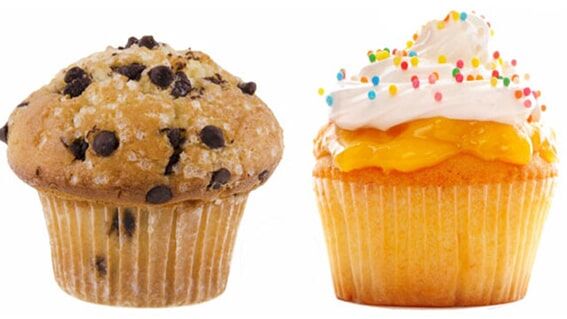 Cupcake bir kek türüdür, peki ya muffin?
Cupcake, porsiyonluk bir kek olarak şıklığıyla göz kamaştırır. Pastane vitrinlerinde dekor gibi duran, renkli kremalarla süslenmiş cupcake, her ortamda dikkat çeker. Ancak muffin, mayasız bir ekmekçik olarak daha mütevazıdır. Kuru meyveli veya çikolatalı çeşitleriyle zenginleşse de, özünde evde kolayca yapılan bir ekmek türü olarak öne çıkar.