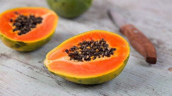 Papaya
Papaya, tropikal bir lezzet olmasının ötesinde cilt bakımında da bir süper kahraman. Zengin C vitamini ve A vitamini içeriğiyle cildi beslerken, içerdiği papain enzimi ölü deri hücrelerini nazikçe temizler ve pigmentasyonları hafifletir. Papayanın antioksidan özellikleri, serbest radikallerin neden olduğu donukluk ve erken yaşlanma belirtileriyle savaşır. Düzenli olarak papaya tükettiğinizde cilt tonunuz eşitlenir, sivilce izleri azalır ve cildiniz daha pürüzsüz, parlak bir görünüm kazanır. Papaya meyvesini tüketmek dışında ezip maske olarak yüzünüze uygulamak da başka bir yöntemdir.