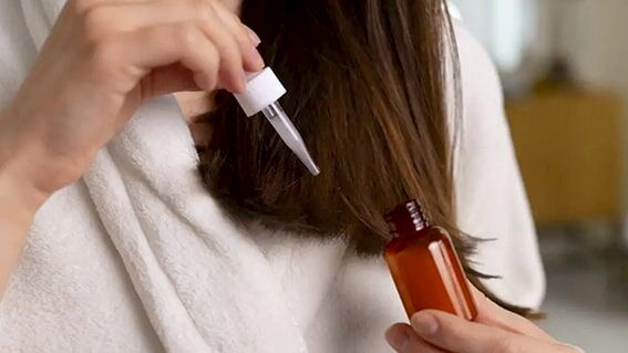 Derinlemesine Nemlendirme Şart
Yazın saçlar, güneş, tuzlu su ve klorun etkisiyle daha fazla neme ihtiyaç duyar. Derinlemesine bakım maskeleri, saçın kaybettiği nemi geri kazandırır, UV ışınlarının yol açtığı hasarı onarır ve kırılmaları önler. Haftada birkaç kez normal saç kremini, gliserin ve shea yağı gibi besleyici içeriklere sahip bir maskeyle değiştirmek faydalıdır. Kabarık saçlara sahip olanlar, saçlarına fazla dokunmaktan kaçınmalı.