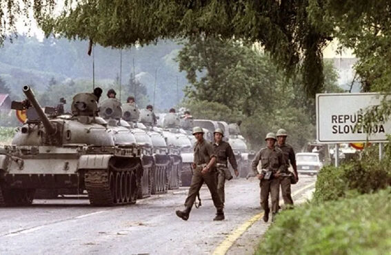 Slovenya Bağımsızlık Savaşı (1991)
Slovenya’nın 25 Haziran 1991’de Yugoslavya’dan bağımsızlığını ilan etmesiyle başlayan bu savaş, “On Gün Savaşı” olarak da bilinir. Yugoslav Halk Ordusu ile Slovenya Bölgesel Savunma güçleri arasında 27 Haziran-7 Temmuz 1991 tarihlerinde yaşanan çatışmalar, Slovenya’nın bağımsızlığını kazanmasıyla sonuçlandı. Kısa süreli bu savaş, Yugoslavya’nın dağılma sürecindeki önemli bir dönüm noktasıydı.