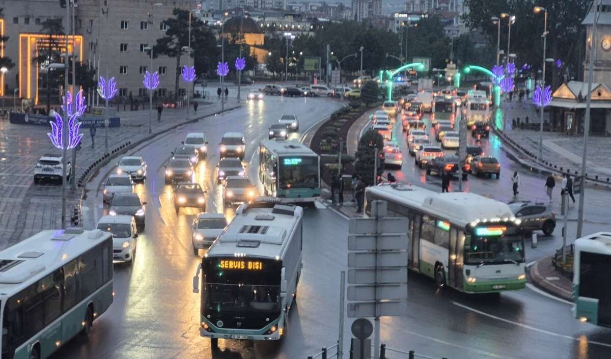 Şikayetlerin Odak Noktaları
Vatandaşların en çok şikayet ettiği durumlar arasında, hız sınırının ani düşüşleri dikkat çekiyor. Bazı bölgelerde 80-90-110-120 kilometre olan hız limitleri, hemen ardından 70-50-30 kilometreye düşüyor ve bu tabelaların altına mobil radar cihazları yerleştiriliyor. Meskun mahal alanlarında, yaya geçitlerinde ve okul önlerinde fizik kanunlarına aykırı hız sınırı uygulamaları yapılıyor. Yüksek radar cezalarının ekonomik gelir sağlama amacı taşıdığı iddiaları da gündeme geldi. Sürücüler, bu uygulamaların tuzak niteliği taşıdığını savunuyor. Komisyonun bu sorunlara çözüm bulması bekleniyor.