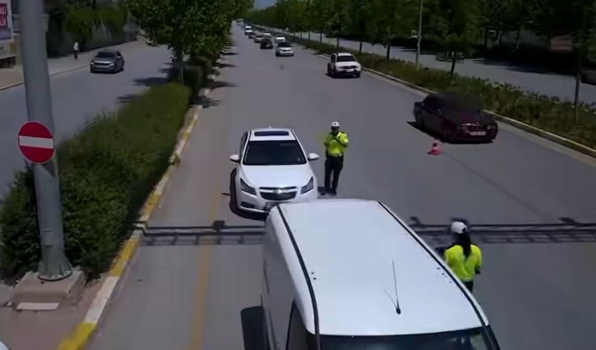 Trafik güvenliğini artırmak için başlatılan sıkı denetim uygulamaları, Kurban Bayramı’nda kesilen radar cezalarıyla tartışma konusu oldu. Vatandaşlar, cezaların adil olmadığını ve ekonomik yük getirdiğini ifade etti. İçişleri Bakanlığı, bu tepkileri dikkate alarak harekete geçti. Habertürk’ten Bülent Aydemir’in haberine göre, sulh ceza mahkemelerine yapılan başvurularla cezaların iptal edilebileceği belirtildi. Bakanlık, hız limit tabelalarını incelemek için bir komisyon kurdu.