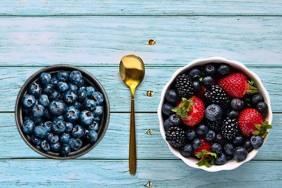 Yaban Mersini 
Yaban mersini, antioksidan, vitamin ve lif açısından zengindir. İltihapları azaltır, beyin fonksiyonlarını destekler ve kalp sağlığını korur. Tek başına, smoothie’lerde veya yulafla tüketilebilir.
