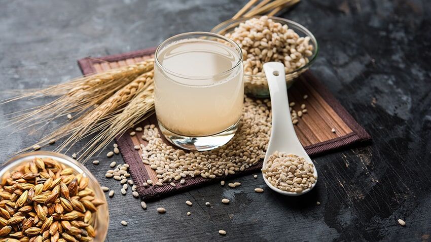 2. Arpa Çayı (Bori Cha)
Bori cha, Kore’nin serinletici ve hafif kavrulmuş, cevizimsi aromalı bir içeceği olarak tanımlanabilir. Kafeinsiz olması, gün boyu tüketim için idealdir ve anti-inflamatuar özellikleriyle dikkat çeker. Antioksidan ve lif içeriği sayesinde sindirimi destekler, bu da yaşlanmayı yavaşlatmada önemli bir rol oynar çünkü sağlıklı bir bağırsak, canlı bir cilde eşittir.