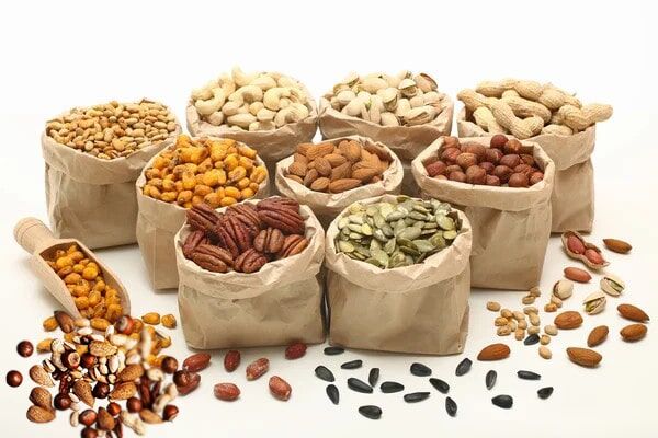 3. Kuruyemiş ve Tohumlar
Kuruyemişler ve tohumlar, sağlıklı yağlar, lif ve proteinin yanı sıra biyotin içerir.
Kavrulmuş ay çekirdeği (20 g): 2.6 mcg biyotin, DV’nin %9’u
Kavrulmuş badem (30 g): 1.5 mcg biyotin, DV’nin %5’i