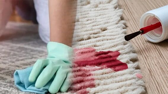 3. Lekeyi Nazikçe Silin
Lekeyi silerken dikkatli olmak, lekenin yayılmasını önlemek için kritik önemdedir. Lekeli bölgenin altına bir kağıt havlu veya eski bir bez yerleştirin; bu, ojenin başka yüzeylere bulaşmasını engeller. Aseton veya seçtiğiniz leke çıkarıcıyı bir pamuk topuna uygulayın ve lekeyi hafifçe silin. Lekede renk açılması başlayana kadar bu işleme devam edin. Kağıt havluyu sık sık değiştirerek, çözülen ojenin emilmesini sağlayın.
