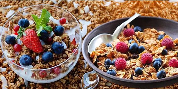 3. Yedi Tahıllı Sıcak Gevrek
Sıcak bir kahvaltı tercih edenler için yedi tahıllı sıcak gevrek, besleyici bir seçenektir. Buğday, çavdar, yulaf, tritikale, arpa, kahverengi pirinç ve yulaf kepeği gibi çeşitli tahıllar içeren bu gevrek, 6 gram lif, 0 gram eklenmiş şeker ve 0 miligram sodyumla kan basıncı dostudur. Ocakta, mikrodalgada veya yavaş pişiricide hazırlanabilen bu gevrek, sabahları içinizi ısıtacak bir yulaf lapası sunar. Bir porsiyon (40 gram) 150 kalori ve 5 gram protein içerir.