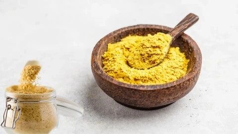 9. Maya
Besin mayası ve bira mayası, biyotin içeriğiyle vegan beslenmede popülerdir, ancak miktar markaya göre değişir.
Bira mayası (7 g): 1.4 mcg biyotin, DV’nin %5’i
Besin mayası (5 g): 9.8 mcg biyotin, DV’nin %28’i