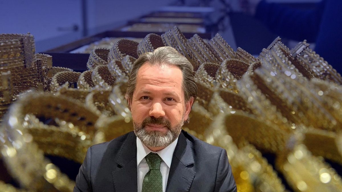 Yeni Hedef 7.500 TL Seviyesi
Piyasada yıl sonu beklentileri yukarı yönlü revize ediliyor. Gram altında 7.000-7.500 TL aralığı artık yeni hedef olarak görülüyor. Ons altın tarafında ise 5.000 dolar seviyesi öne çıkıyor. Bu seviyelere ulaşılması durumunda piyasanın yeniden denge arayışına gireceği öngörülüyor.