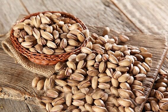 5. Antep Fıstığı
Antep fıstığı, hem lezzetli hem de kolon kanseri riskini azaltmada etkili bir kuruyemiştir. Araştırmalar, günde 5 gram kuruyemiş tüketiminin kolon kanseri riskini %25 azalttığını gösteriyor. Antep fıstığı, bağırsak sağlığını destekleyen lif ve besinlerle doludur. 2025 yılında yapılan bir klinik çalışma, günde yaklaşık 60 gram antep fıstığı tüketiminin bağırsak mikrobiyotasını olumlu yönde değiştirdiğini ve kolon sağlığı için önemli olan bütirat üreten bakteri seviyelerini artırdığını ortaya koyuyor.