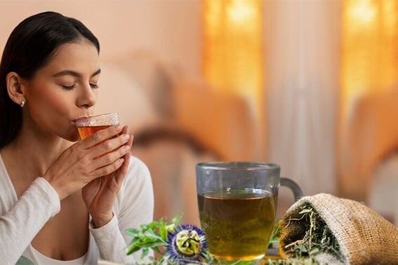 4. Çarkıfelek Çayı
Araştırmalar, çarkıfelek çayının ara sıra uyku sorunları yaşayan yetişkinler ve uykusuzluk çekenler için faydalı olduğunu gösteriyor. Çarkıfelek, melisa veya papatyadan daha güçlü bir sakinleştirici etkiye sahiptir. Erken araştırmalar, çarkıfeleğin beyinde GABA seviyelerini artırdığını gösteriyor. Çarkıfelek, kediotu kökü, melisa veya papatya ile birleştirildiğinde uyku teşvik edici etkileri artar.