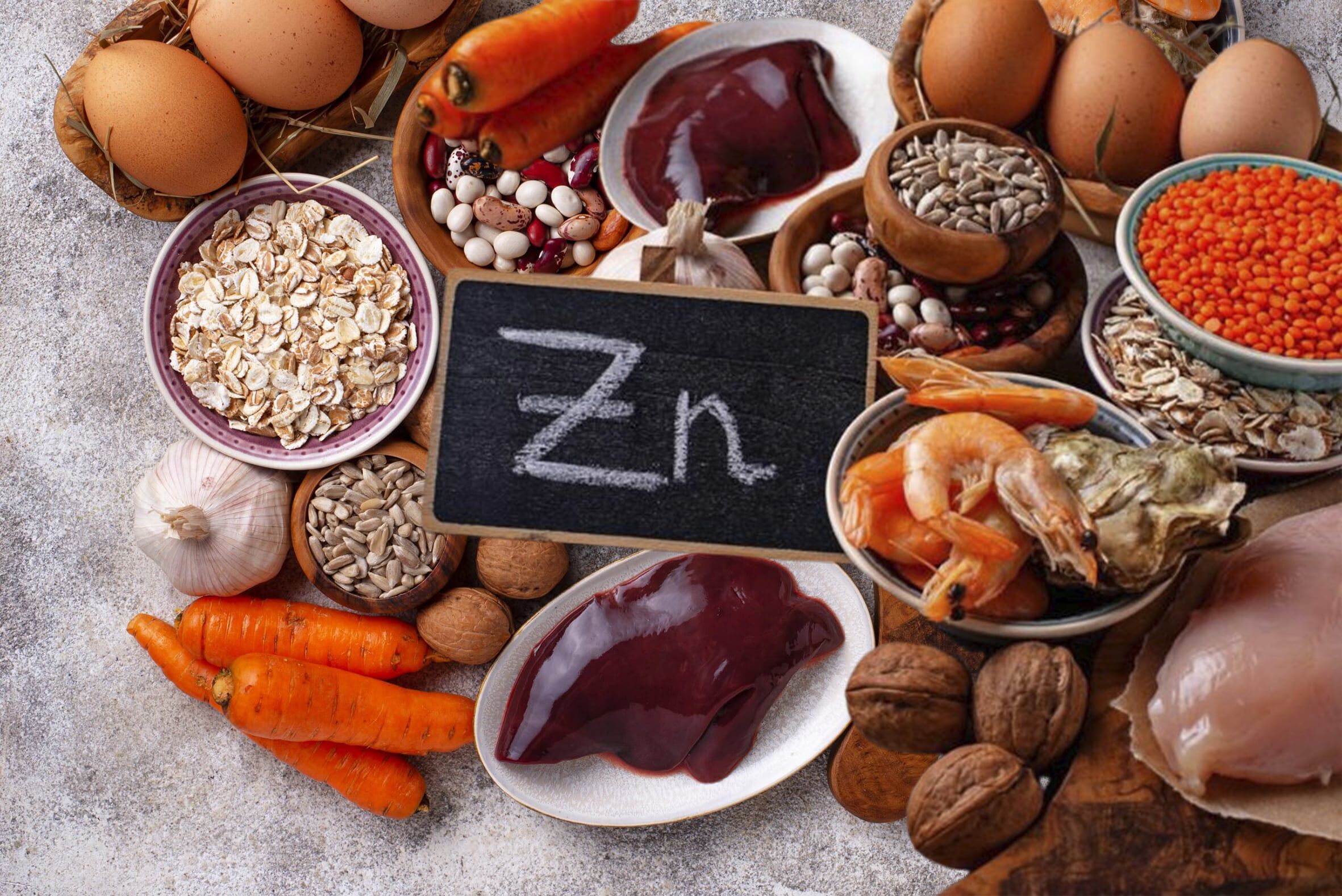 5. Çinko Eksikliğini Önlemek İçin İpuçları
Çinko eksikliğini önlemek için bu besinleri düzenli olarak tüketmek önemlidir. Ancak, çinkonun vücut tarafından daha iyi emilmesi için bazı noktalara dikkat edilmelidir. Örneğin, bitkisel kaynaklı çinkonun emilimini artırmak için C vitamini içeren gıdalarla birlikte tüketmek faydalı olabilir. Ayrıca, kabak çekirdeği ve kaju gibi kuruyemişleri tuzsuz ve az işlenmiş formda tercih etmek, besin değerlerini korumak açısından önemlidir.