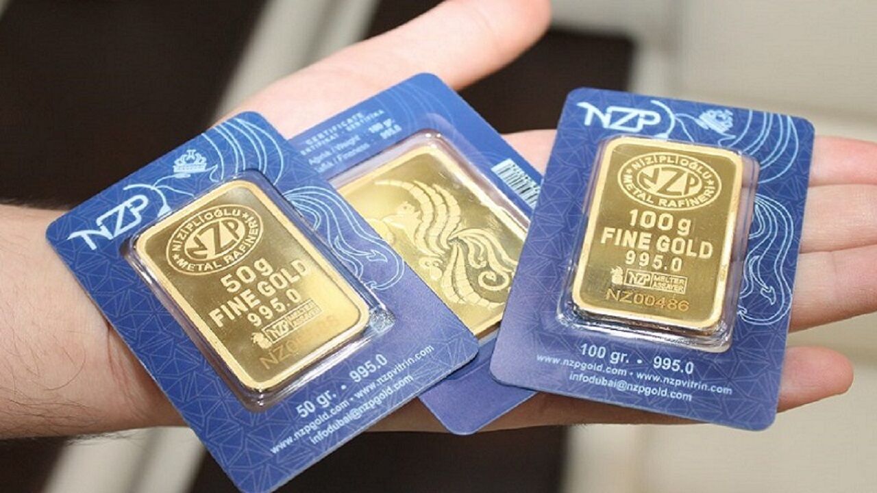 Salı Günü Dikkat: Piyasalar Kapalı, Risk Açık
Memiş’e göre 15 Temmuz, Türkiye için resmî tatil olsa da uluslararası piyasalar açık kalacak. Bu durum kur ve emtia fiyatlarında geniş makaslara neden olabilir. Özellikle bankalar ve Borsa İstanbul kapalıyken yapılan işlemlerden kaçınılması öneriliyor. Memiş, yatırımcılara pozisyon almak için pazartesi ya da çarşambayı tercih etmelerini tavsiye etti.