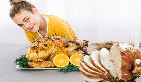 6. Hindi
Hindi eti, triptofan açısından oldukça zengdir ve genellikle sakinlik hissi uyandırır, hatta uyku düzenini destekleyebilir. Özellikle hindi eti tüketimi sonrası uykulu hissetmenin nedeni, yüksek triptofan içeriğidir.