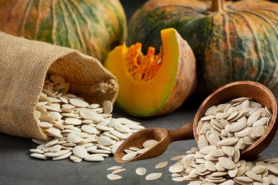 1. Kabak Çekirdeği
Kabak çekirdeği, bitkisel protein ve çinko açısından oldukça zengin bir besindir. Bağışıklık sistemini destekler ve hücre sağlığını korur. 100 gram kabak çekirdeği, yaklaşık 7,64 mg çinko içerir. Bu, onu çinko açısından yumurtadan daha güçlü bir kaynak yapar. Kabak çekirdeğini salatalara, çorbalara ekleyebilir ya da sağlıklı bir atıştırmalık olarak tüketebilirsiniz. Ayrıca lif ve sağlıklı yağlar açısından da oldukça besleyicidir.