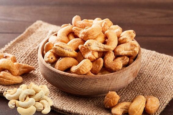 3. Kaju Fıstığı
Kaju, lezzetiyle sevilen ve çinko açısından zengin bir kuruyemiştir. 100 gram tuzsuz ve kavrulmuş kaju, yaklaşık 5,6 mg çinko içerir. Kaju fıstığını atıştırmalık olarak tüketebilir, smoothie’lere ekleyebilir ya da yemeklerinize lezzet katmak için kullanabilirsiniz. Ayrıca magnezyum ve sağlıklı yağlar açısından da zengin olan kaju, dengeli bir diyetin vazgeçilmezlerinden biridir.