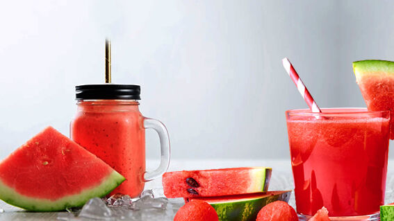 Karpuz suyu
Salatalık gibi yüksek su içeriğine sahip olan karpuz ürik asit seviyesine düşürme konusunda yardımcı olur. Ürik asitle birlikte vücuttan diğer toksinlerin de atılmasına yardımcı olur. Karpuz aynı zamanda idrar yoluyla ürik asitin vücuttan atılmasına da yardımcı olur. Karpuz dilimlerini blenderdan geçirip süzdükten sonra karpuz suyunu tüketebilirsiniz.