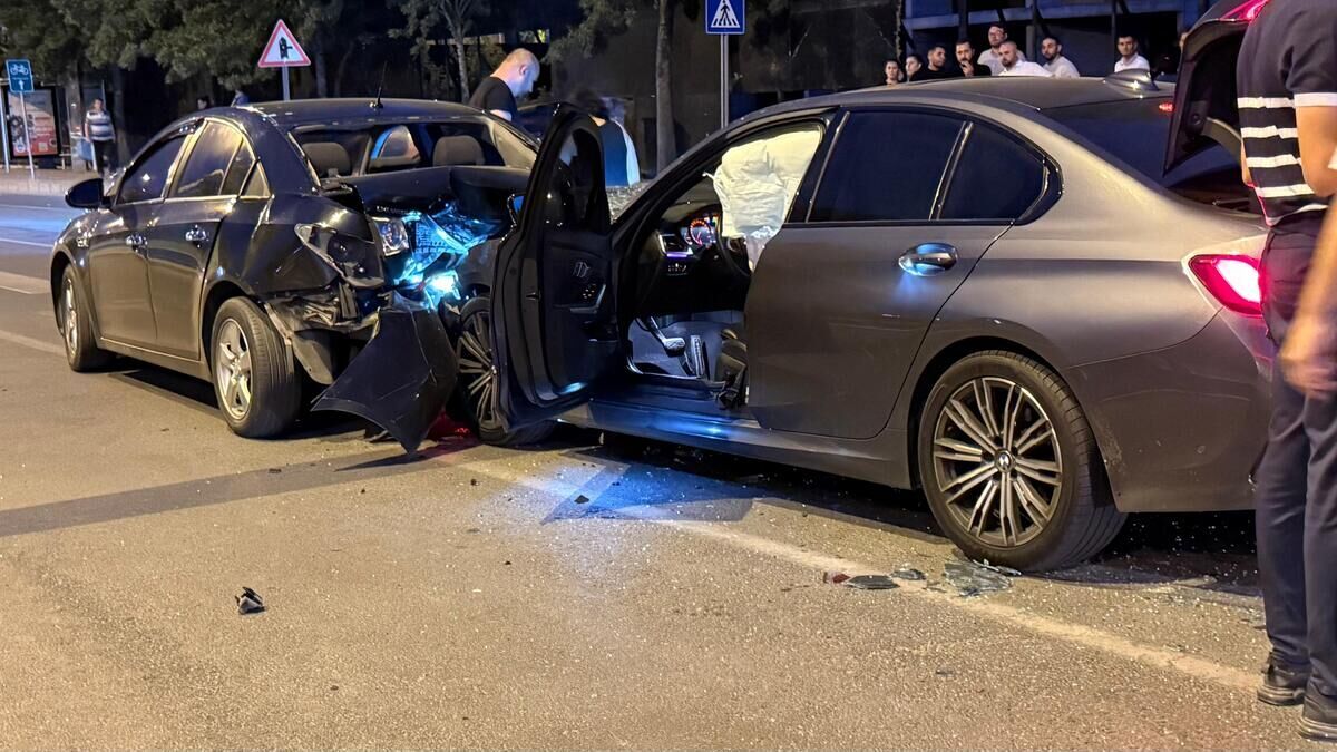 Kayseri’de tehlikeli kavşakta kaza! Airbagler açıldı, sürücüler şokta