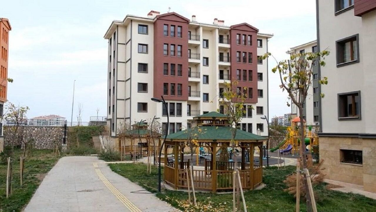 Üçüncü nokta, yasal hakların tanımlanması. Geçici konut desteği, kiracıların hakları ve değer artışından doğan pay gibi unsurlar net şekilde yazılmalı. Dördüncü madde, sigorta ve teminatlar. İnşaat süresince doğabilecek zararlara karşı hem poliçeler yapılmalı hem de yüklenicinin mali güvence sunması sağlanmalı.