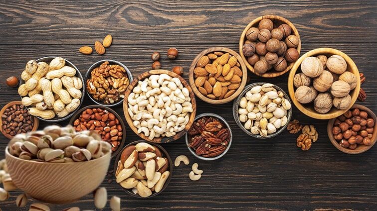 5. Kuruyemiş ve Tohumlar
Tüm kuruyemiş ve tohumlar triptofan içerir. Fındık, badem, kabak çekirdeği gibi seçenekler sadece serotonin üretimini desteklemekle kalmaz, aynı zamanda lif, vitamin ve antioksidanlar açısından da zengindir. Araştırmalar, düzenli kuruyemiş tüketiminin kalp hastalığı riskini azalttığını da göstermektedir.