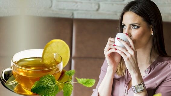 2. Melisa Çayı
Melisa, nane ailesinden gelen hafif narenciye aromalı bir bitkidir ve sakinleştirici etkileriyle bilinir. Diyetisyen Julianka Bell, melisa çayını, özellikle tip 2 diyabet hastalarında uyku kalitesini iyileştirdiğini gösteren araştırmalara dayanarak öneriyor. Melisa’nın uyku artırıcı etkileri, rosmarinik asit adlı fitokimyasaldan kaynaklanır; bu madde GABA reseptörlerini aktive ederek beyin aktivitesini yavaşlatır ve uykuyu iyileştirir. Melisa’yı kediotu kökü gibi diğer sakinleştirici bitkilerle birleştirmek, kaygıyı azaltarak uyku kalitesini daha da artırabilir.