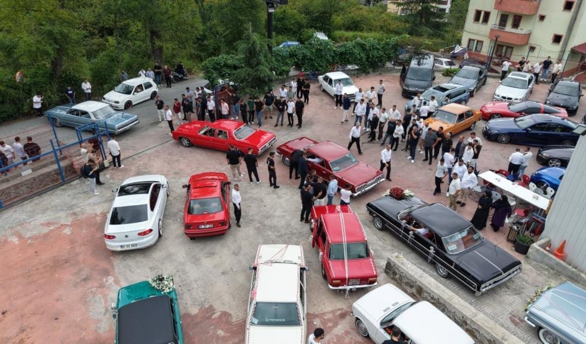 Nostalji sokaklarda! Klasik araçlarla düğün konvoyu!