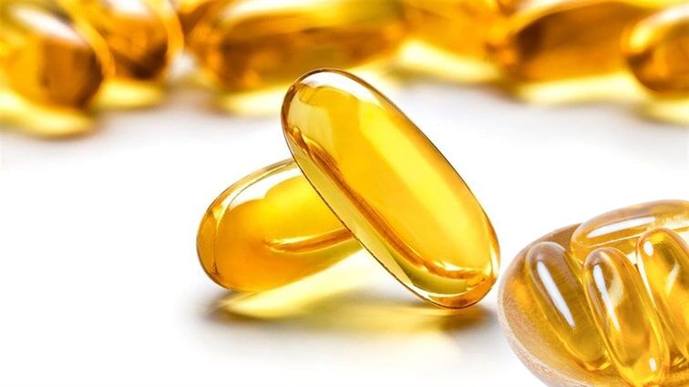 Omega-3 Yağ Asitleri
Omega-3 yağ asitleri, özellikle balık yağında bulunan güçlü bir bileşendir ve kuru, pullu cilt ile kırılgan saçlar için harika bir çözümdür. Ciltteki yağ üretimini düzenler ve egzama veya kafa derisi tahrişi gibi iltihaplı durumları hafifletir. Haftada birkaç kez somon veya sardalya gibi yağlı balıklar tüketmiyorsanız, Omega-3 takviyesi cilt dokusunu ve parlaklığını iyileştirmede fark yaratabilir. Kapsül formunda alınan Omega-3’ler, saçların daha sağlıklı ve parlak görünmesine de yardımcı olabilir.