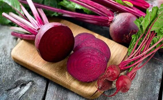 Pancar Kökü
Pancar kökü, tıpkı patates gibi buzdolabına ihtiyaç duymadan uzun süre taze kalabilen bir sebze. Kalp-damar sağlığı, sindirim sistemi ve kas sağlığını destekleyen besinlerle dolu olan pancar, anti-enflamatuar özellikleriyle de dikkat çeker. Serin ve kuru bir ortamda saklandığında, bir ay boyunca tazeliğini koruyabilir. Salatalarda, çorbalarda veya tek başına fırınlanarak tüketilebilir, böylece hem lezzetli hem de sağlıklı bir seçenek sunar.