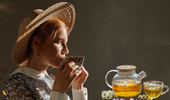 1. Papatya Çayı
Papatya çayı, sakinleştirici etkisiyle bilinen popüler bir bitki çayıdır. Papatya, apigenin adı verilen doğal bir flavonoid içerir; bu bileşik antioksidan, antikanser ve kalp koruyucu özelliklere sahiptir. Apigenin, beyindeki belirli reseptörlere bağlanarak rahatlama sağlar, kaygıyı azaltır ve uykuyu teşvik eder. Sinir sistemini sakinleştirerek gevşemeyi kolaylaştırır.