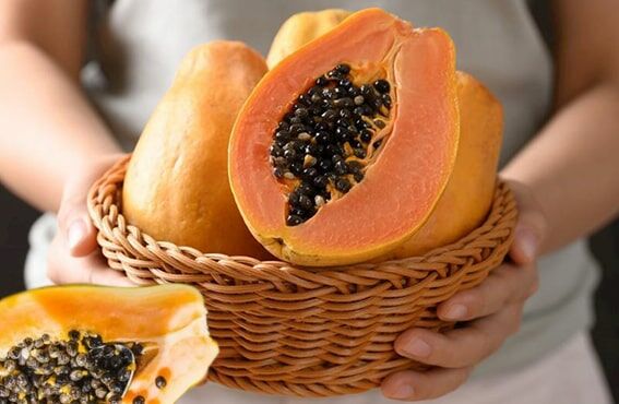 3. Papaya
Papaya, papain enzimiyle protein sindirimini hızlandırır ve yemek sonrası şişkinliği azaltır. Antioksidanlar (özellikle likopen ve C vitamini) sayesinde karaciğeri serbest radikallerden korur ve yağlı karaciğer riskini azaltabilir. Papain, bağırsak sağlığını destekleyerek toksin atımını kolaylaştırır.
Papain, karaciğerdeki protein metabolizmasını destekler ve toksinlerin atılmasına yardımcı olur. Papayanın antioksidanları, karaciğer yağlanmasını önleyerek karaciğer fonksiyonlarını iyileştirir.