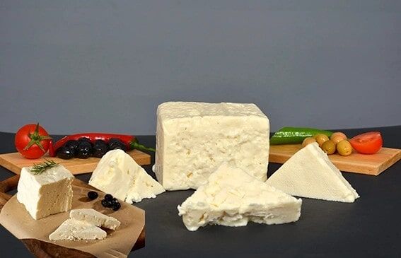 2. Peynir
Peynir, triptofan açısından mükemmel bir kaynaktır. Örneğin, cheddar peyniriyle yapılan makarna ve peynir yemeği, yumurta ve süt gibi diğer triptofan kaynaklarıyla birleştirildiğinde hem lezzetli hem de faydalı bir seçenek olabilir. Peynir, serotonin üretimini desteklerken aynı zamanda kalsiyum ve protein sağlar.