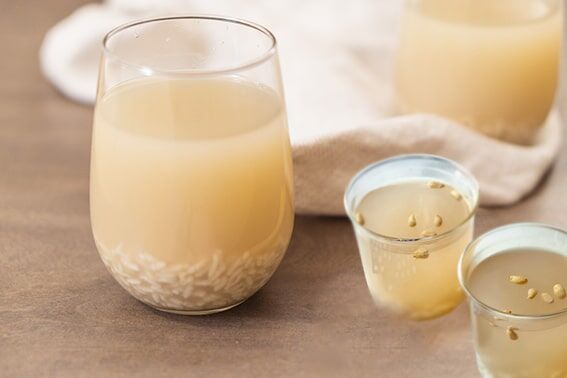 4. Pirinç Şerbeti (Sikhye)
Koreliler, güzelliğin yalnızca dışarıdan gelen bakımla sağlanmadığını bilir. Sikhye, fermente edilmiş arpa maltı ve pişmiş pirinçten yapılan tatlı bir pirinç şerbetidir. Fermantasyon süreci sayesinde enzimler ve probiyotikler açısından zengindir, bu da sindirimi destekler ve cildi nemlendirir. Hafif tatlı ve ferahlatıcı bir lezzet sunar.