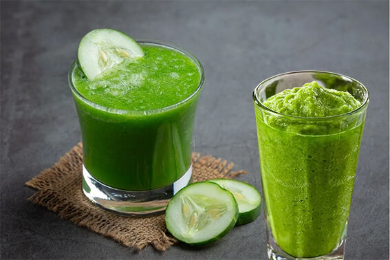 Salatalık suyu
Yoğun su içeriği nedeniyle ürik asitin vücuttan atılması oldukça yardımcı olur. Su bütün toksinleri vücutta atmaya yardımcı olduğu gibi ürik asitin dışarı atılmasında da etkilidir. Salatalık suyu antihiperürisemik özelliği sayesinde kandaki ürik asit seviyesini azaltır. Antihiperürisemik özelliği ise içerdiği flavonoid kaynaklıdır. Flavonoid ise ürik asit üretimine katı sağlayan ksantin oksidaz enzimini engeller. Blendera koyduğunuz kabuğu soyulmuş salatalığın üzerine yarım su bardağı ekleyerek salatalık suyunuzu hazırlayabilirsiniz.