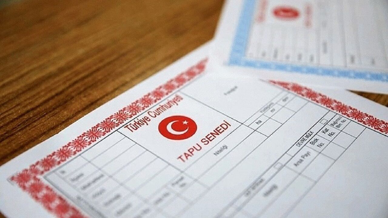 Ancak uzmanlar, tapu sahiplerini ciddi şekilde uyarıyor. Özellikle aceleyle imzalanan sözleşmeler, ilerleyen süreçte büyük hak kayıplarına yol açabiliyor. Bu nedenle müteahhitlerle yapılan anlaşmalarda dikkat edilmesi gereken maddeler tek tek açıklandı.