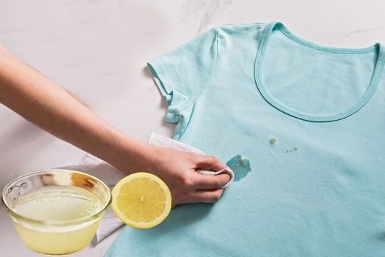 8. Taze Limon Suyu
Limon suyu, özellikle orman meyveleri (böğürtlen, yaban mersini gibi) nedeniyle oluşan lekelerde etkilidir. Lekenin üzerine taze sıkılmış limon suyu dökün ve bir süre bekletin. Alternatif olarak, bir limonun yarısını doğrudan lekeli bölgeye sürebilirsiniz. Ardından kıyafeti yıkayın; lekenin kolayca çıktığını göreceksiniz.