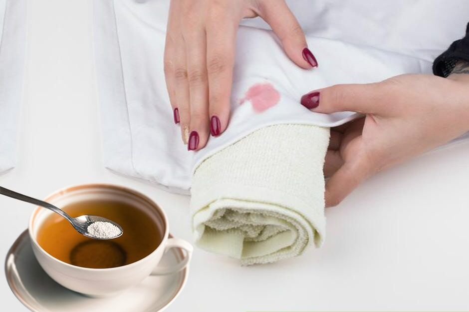 2. Yapay Tatlandırıcı
Çay veya kahve için kullanılan yapay tatlandırıcılar, yağ lekeleriyle mücadelede şaşırtıcı bir yardımcıdır. Yağ lekesi oluştuğu anda, toz halindeki yapay tatlandırıcıyı lekenin üzerine serpin ve lekenin emilmesini sağlayın. Bir süre beklettikten sonra kıyafeti çamaşır makinesine atın. Tatlandırıcının yağ emici özelliği, lekenin kolayca çıkmasını sağlayacaktır.