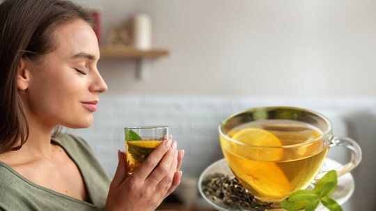 3. Yeşil Çay
Yeşil çayda bir miktar kafein bulunsa da, düşük kafeinli yeşil çayın uyku kalitesini iyileştirebileceği araştırmalarla gösterilmiştir. Yeşil çay, stresle ilişkili hormonları azaltarak beynin rahatlamasına yardımcı olur. Bu etki, L-theanin amino asidinden kaynaklanır; bu madde rahatlama sağlar, stresi azaltır ve yatmadan önce sakin bir ruh hali oluşturur.