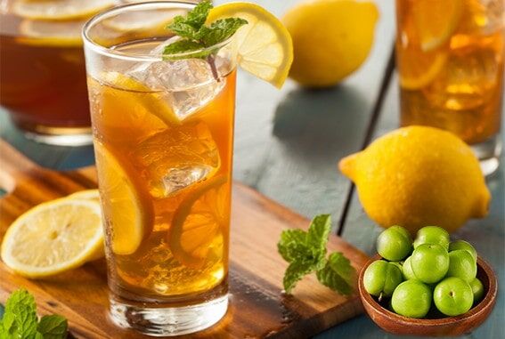 5. Yeşil Erik Çayı (Maesil Cha)
Maesil cha, Kore’ye özgü yeşil erikten yapılan hafif ekşi bir çaydır. Organik asitler içeren bu çay, detoks etkisi sağlar, iltihabı yatıştırır ve vücudun alkali dengesini destekler. Tüm bu özellikler, daha sağlıklı bir cilt için idealdir. Tatlı ama keskin bir lezzeti vardır ve doğal enzimler içerir.