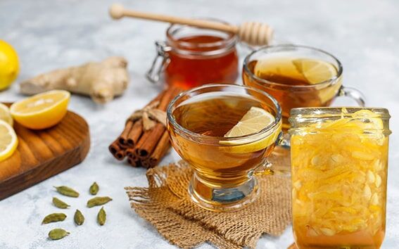 3. Bal ve Yuzu Çayı (Yuja Cha)
Kış aylarında veya sıcak bir içecekle rahatlamak istediğinizde yuja cha mükemmel bir seçimdir. Yuzu (yuja), Kore’ye özgü turunçgil benzeri bir meyve olup, bal ile fermente edilerek hazırlanır. Bu tatlı-baharatlı karışım, C vitamini ve anti-inflamatuar flavonoidler açısından zengindir. Cildi aydınlatır ve kolajen üretimini destekleyerek cildin sıkı ve esnek kalmasına yardımcı olur.