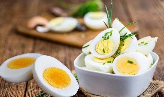 1. Yumurta
Yumurtalar, triptofan açısından zengin bir protein kaynağıdır ve kan plazmasındaki triptofan seviyelerini artırabilir. Özellikle yumurta sarısı, triptofanla birlikte tirozin, kolin, biyotin ve omega-3 yağ asitleri gibi önemli besinler içerir. Yumurtayı diyetinize eklemek, serotonin üretimini desteklemenin lezzetli bir yoludur.