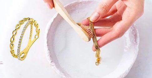 6. Profesyonel Temizliğe Başvurun
Eğer takılarınızda inatçı lekeler varsa veya değerli taşlar içeriyorsa, profesyonel bir kuyumcuya başvurun. Kuyumcular, altın takılarınızı özel ekipmanlarla güvenli bir şekilde temizleyebilir ve parlaklığını geri kazandırabilir. Özellikle antika veya hassas parçalar için bu yöntem en güvenlisidir.