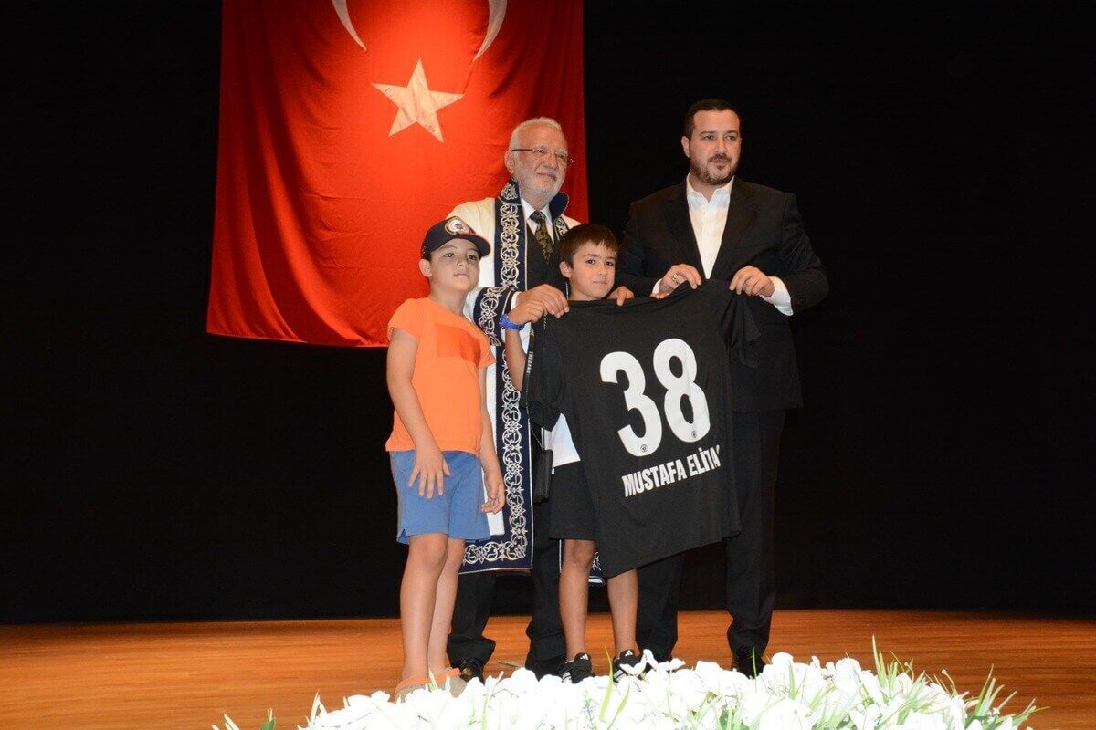 Erciyes 38 FK Başkanı Dirgenali'den Elitaş'a anlamlı hediye