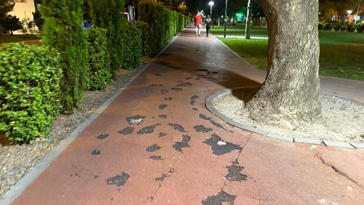 Yürüyüş için yapılan parkurda tekerlekli araçların kullanılması hem parkurun ömrünü kısaltıyor hem de yürüyüş yapan vatandaşlar için tehlike oluşturuyor.

