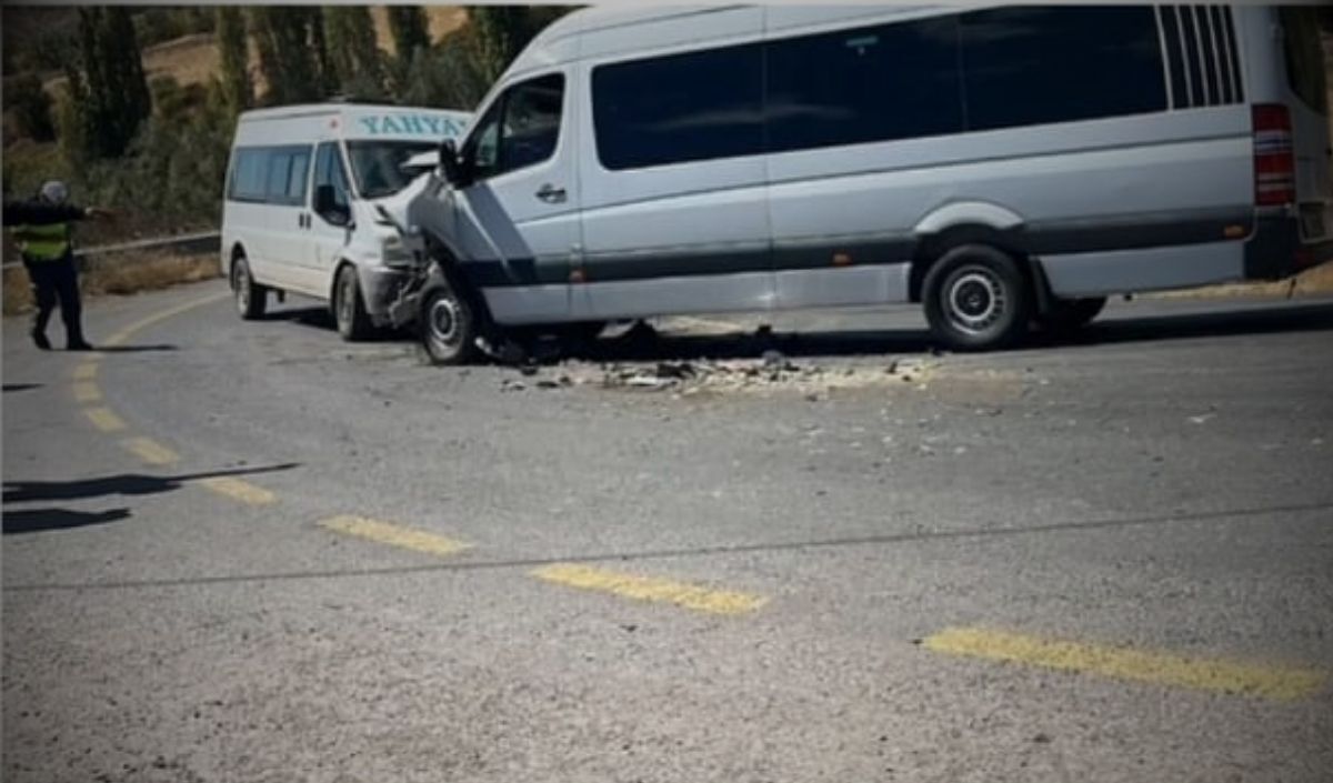 Yahyalı'da minibüs ile dolmuş çarpıştı: 13 yaralı