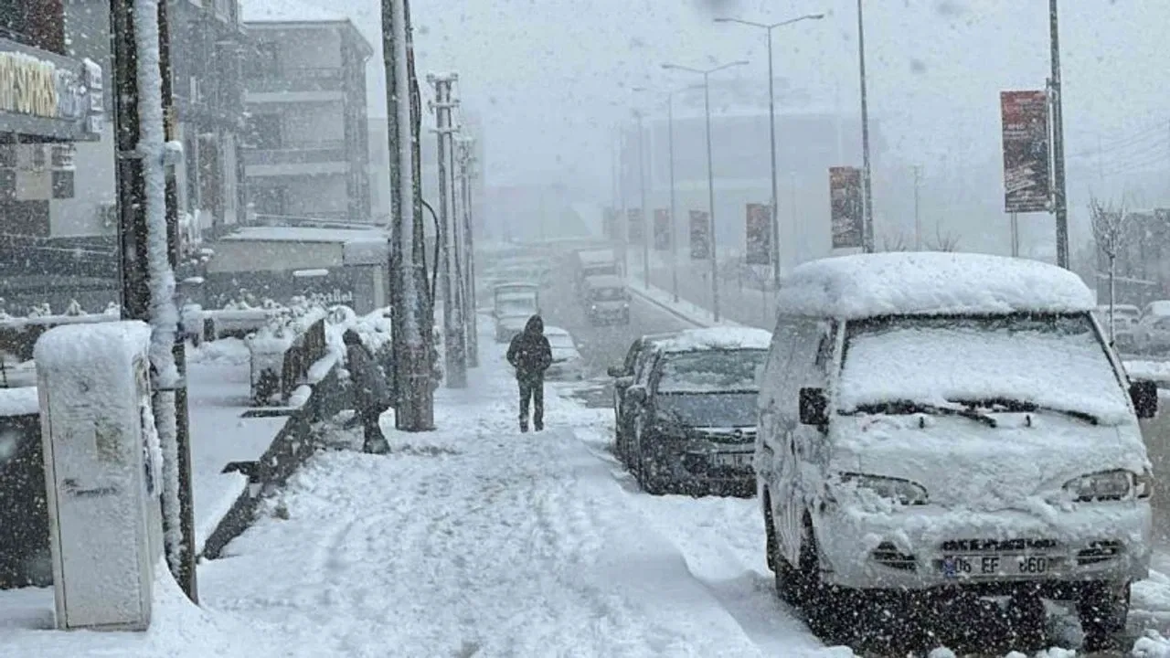 Altı İl İçin Sarı Kod Uyarısı
Meteoroloji, Düzce, Zonguldak, Bartın, Kocaeli, Sakarya ve Kastamonu çevrelerinde kuvvetli sağanak yağış uyarısı yaptı. Bugün öğle saatlerinden itibaren etkili olması beklenen yağışlar nedeniyle sel ve su baskınlarına karşı dikkatli olunması istendi.
Uyarı, özellikle Batı Karadeniz bölgesinde yaşayan vatandaşlar için geçerli olacak.